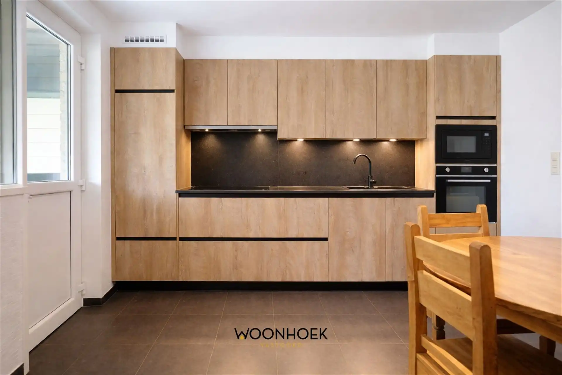  Woning met eigentijdse en serene architectuur foto 7