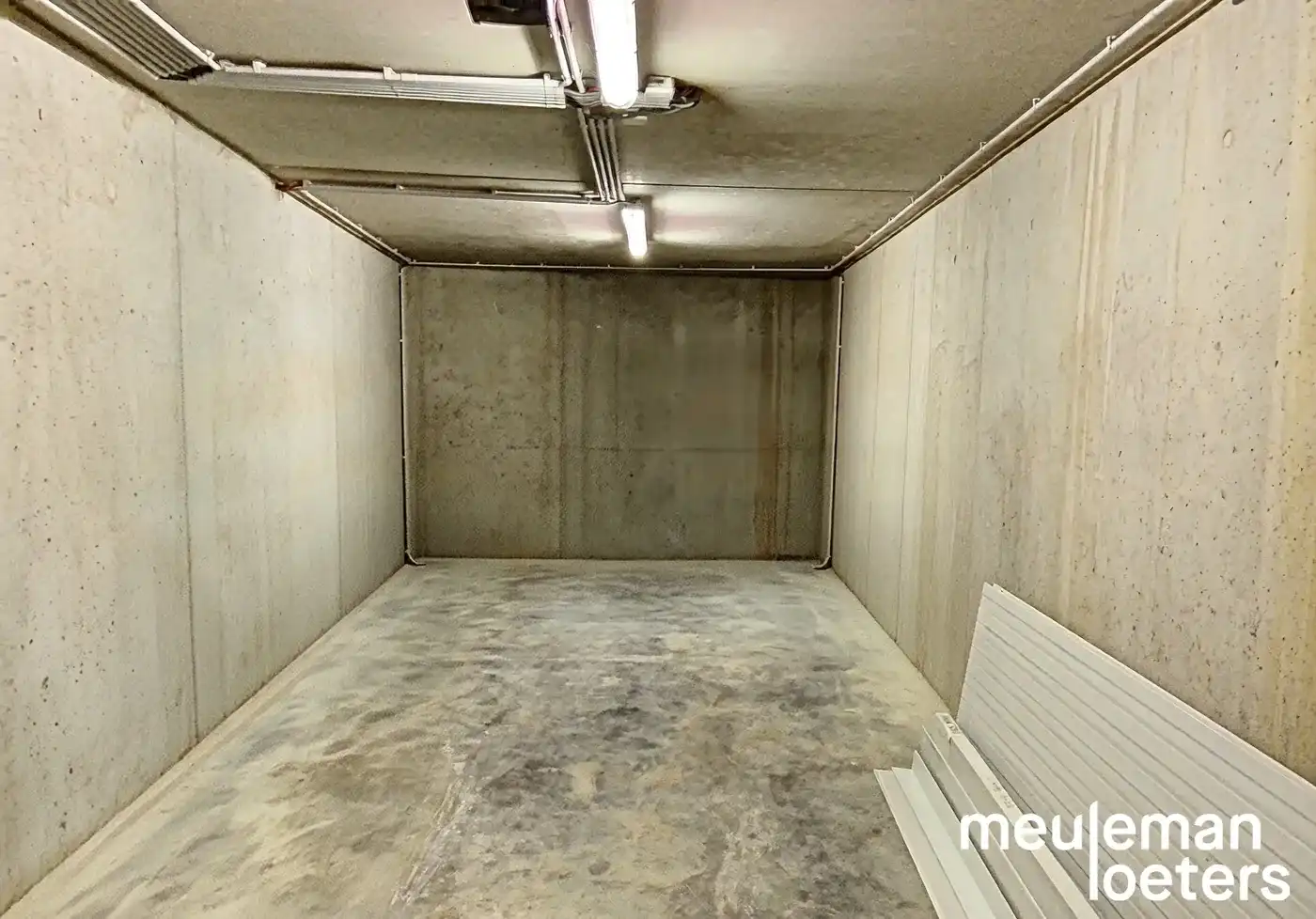 Zéér ruime ondergrondse garagebox met autostaanplaats  in het centrum foto 6