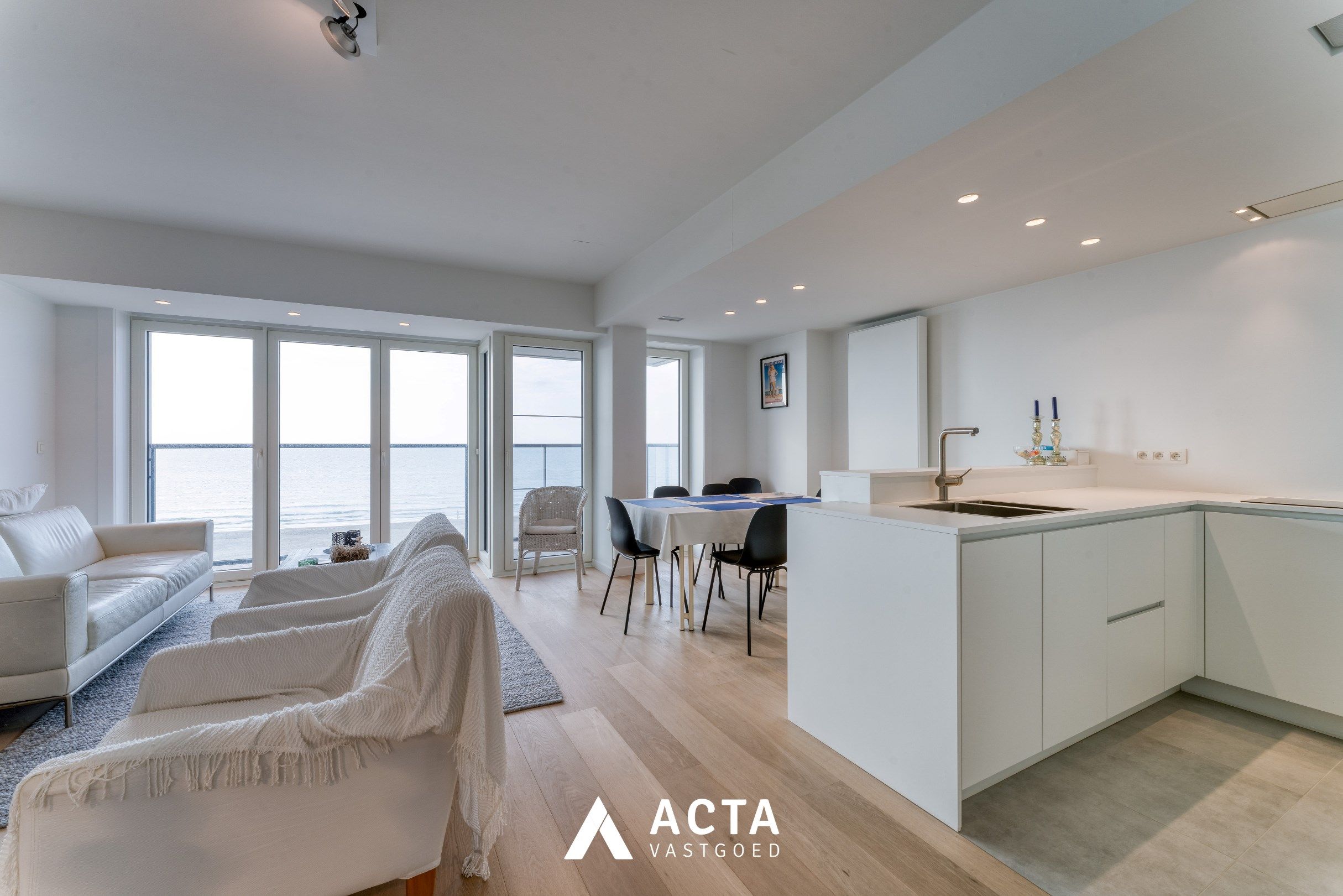 Gerenoveerd drie-slaapkamerappartement op de Zeedijk van Middelkerke foto 2