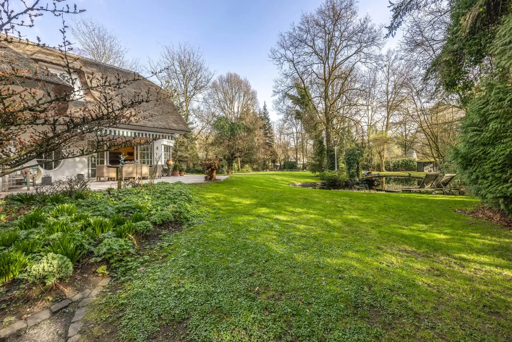 Unieke villa met 4 slpks, 3 bdks, riante garage & guesthouse foto {{pictureIndex}}
