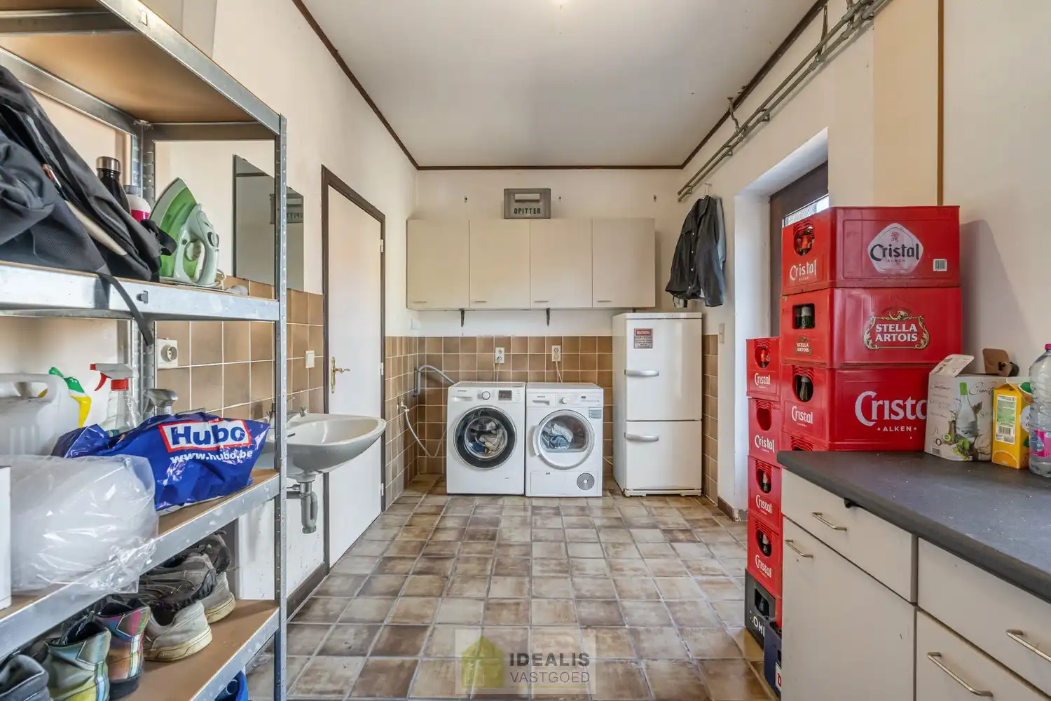 OP TE FRISSEN GEZINSWONING MET LICHTRIJKE LEEFRUIMTE EN AANSLUITEND RUIME KEUKEN, BERGING, BADKAMER VOORZIEN VAN DOUCHE EN BAD EN 3 SLAAPKAMERS OP EEN PERCEEL VAN 5A 37A - Deze woning omvat +-158m² bewoonbare oppervlakte verdeeld over een lichtrijke woonkamer met aansluitend een ruime keuken, berging, badkamer voorzien van douche en bad en 3 slaapkamers. De woning is gelegen op een aangenaam perceel van 5a 37ca vlakbij het centrum van Opitter (Bree), op fietsafstand van winkels, horeca en scholen,… Zeer geschikt voor kandidaten op zoek naar een op te frissen woning met karakter die ruimte en rust biedt doch dicht bij allerlei faciliteiten is gelegen. foto 23