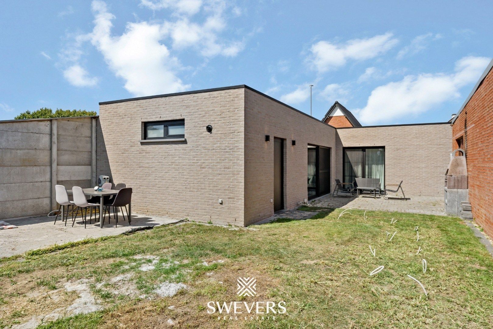 Instapklare, volledig gerenoveerde woning met zonnige tuin en grote garage foto 23