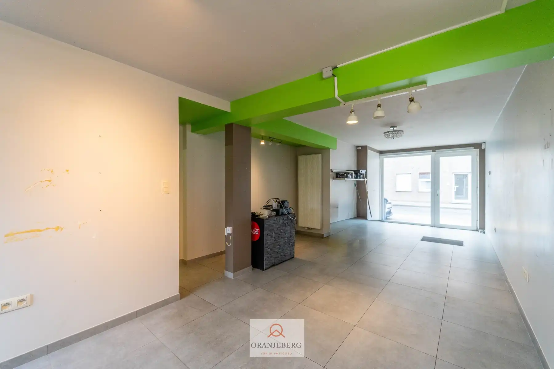 Compact handelspand met buitenruimte in centrum Drongen TE HUUR foto {{pictureIndex}}