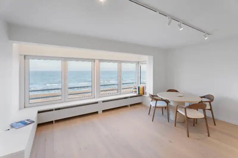 Gerenoveerd 3 slaapkamer, 2 badkamer appartement op de zeedijk in Sint-Idesbald met balkon foto 16