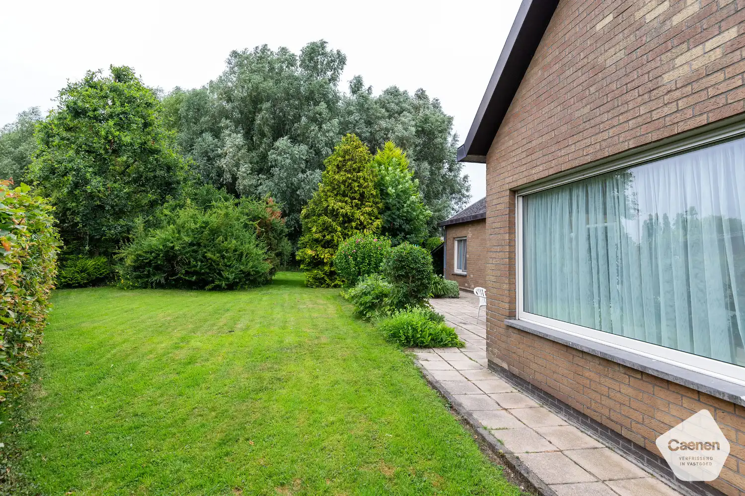 Te renoveren bungalow met 3 slaapkamers, garage en een prachtige tuin op een mooi perceel van 1000 m². foto 17