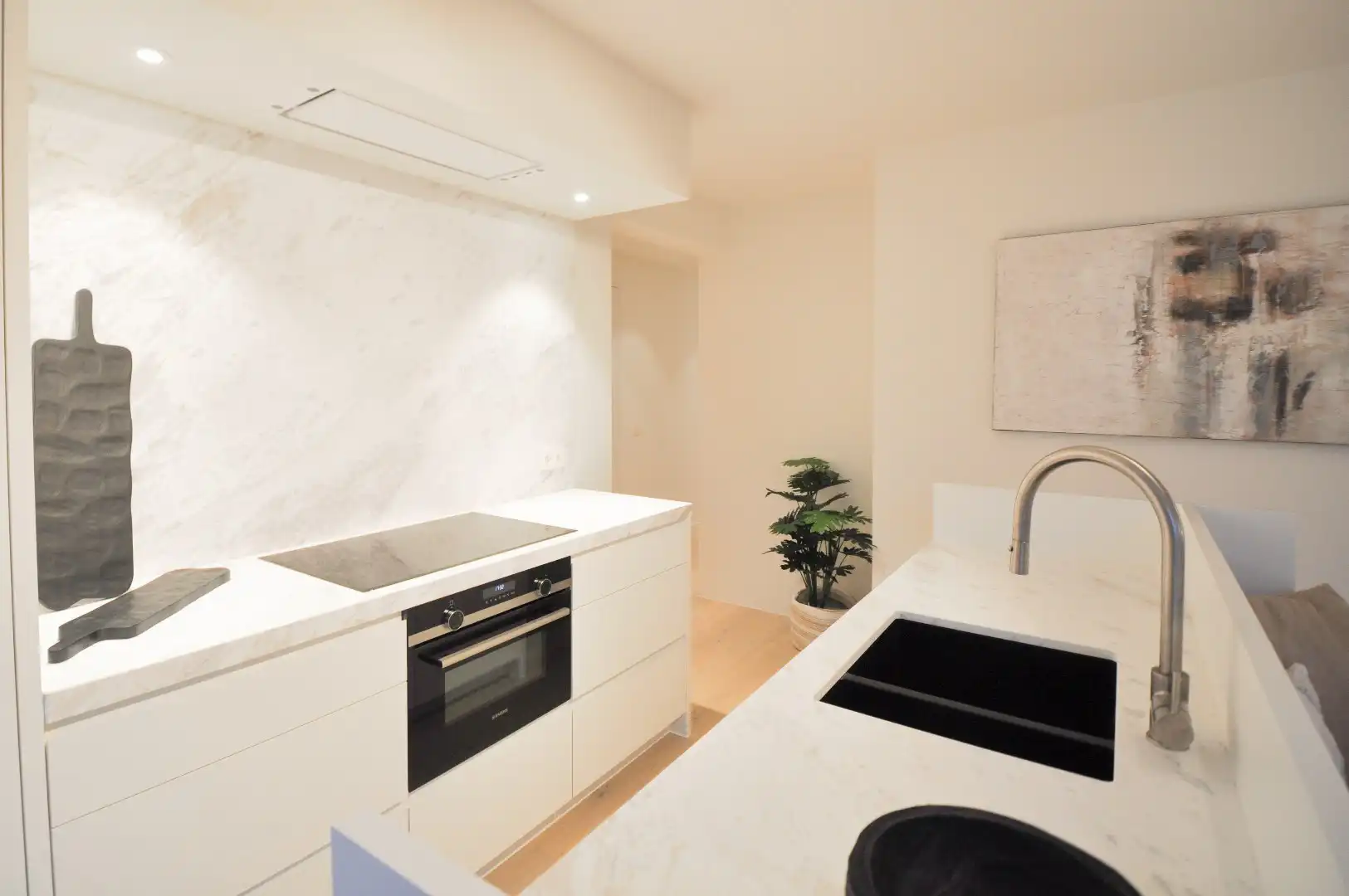 Volledig gerenoveerd hoek-appartement gelegen op enkele stappen van de zee. foto 4