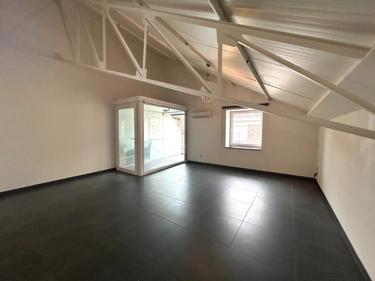 Instapklaar appartement nabij centrum Oostrozebeke! foto 3