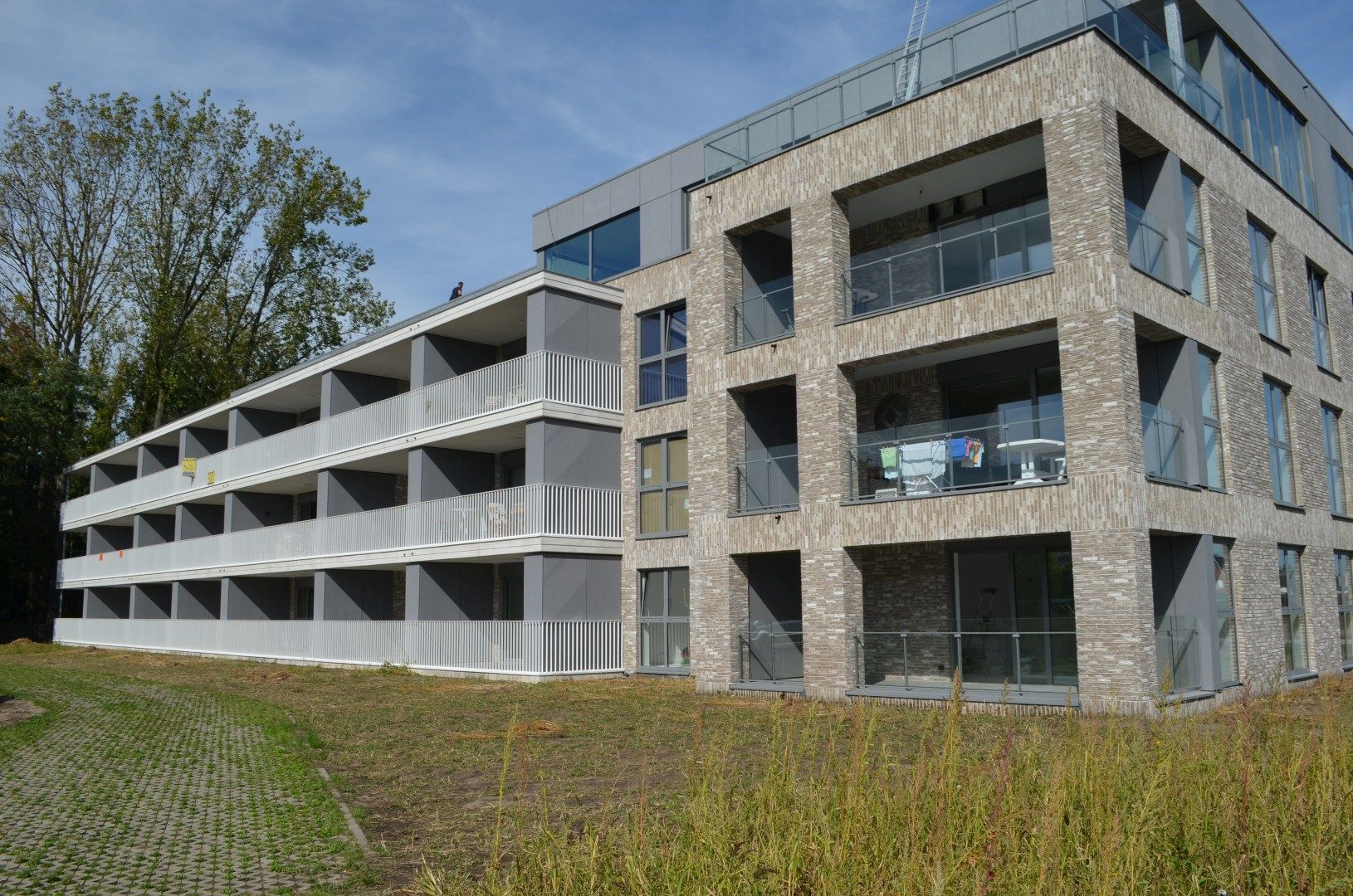 Wonen aan 't kanaal in een appartement met twee slaapkamers met ruim terras.  Lift aanwezig. foto {{pictureIndex}}