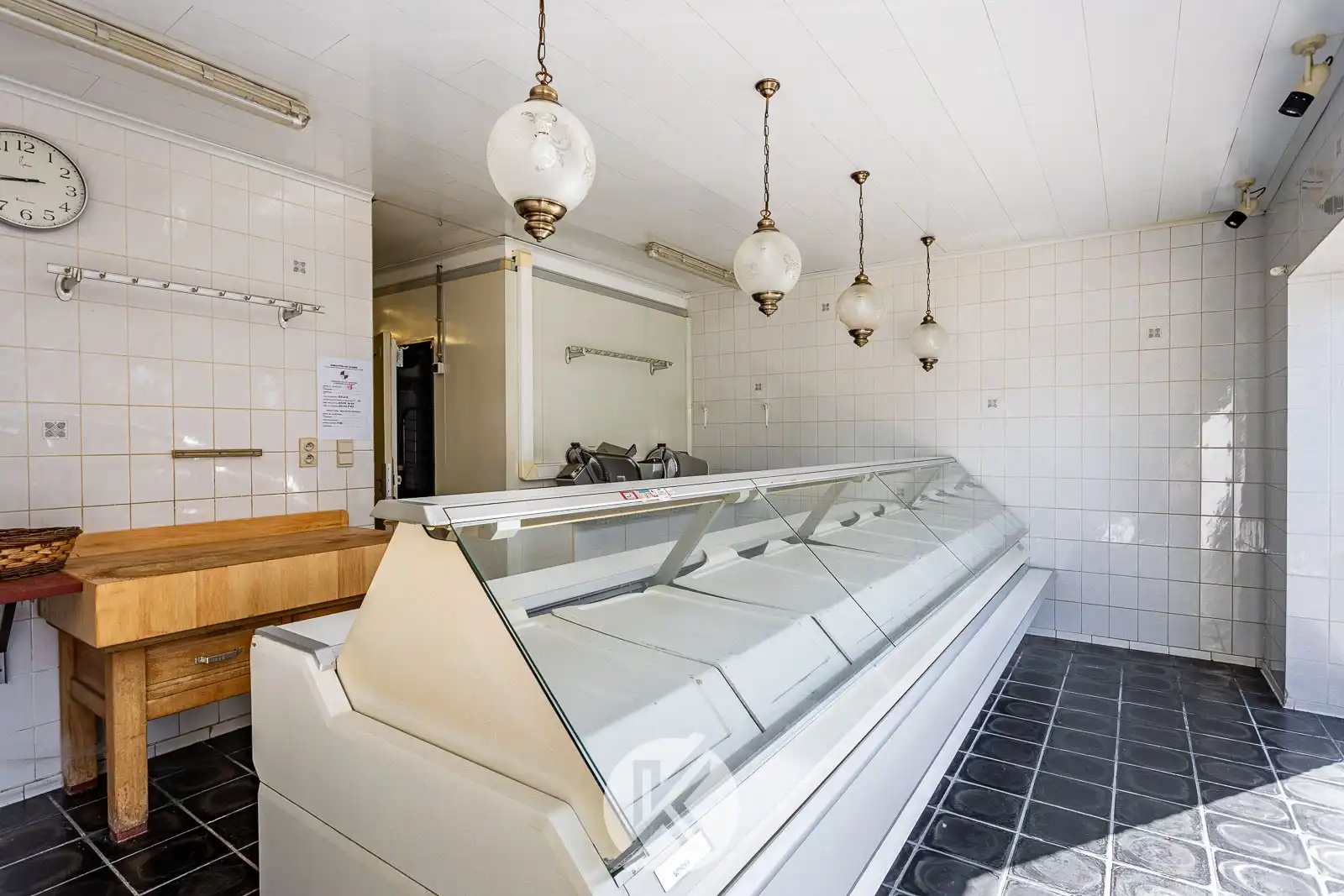 Veelzijdige eigendom met handelsruimte en bel-etagewoning foto 4