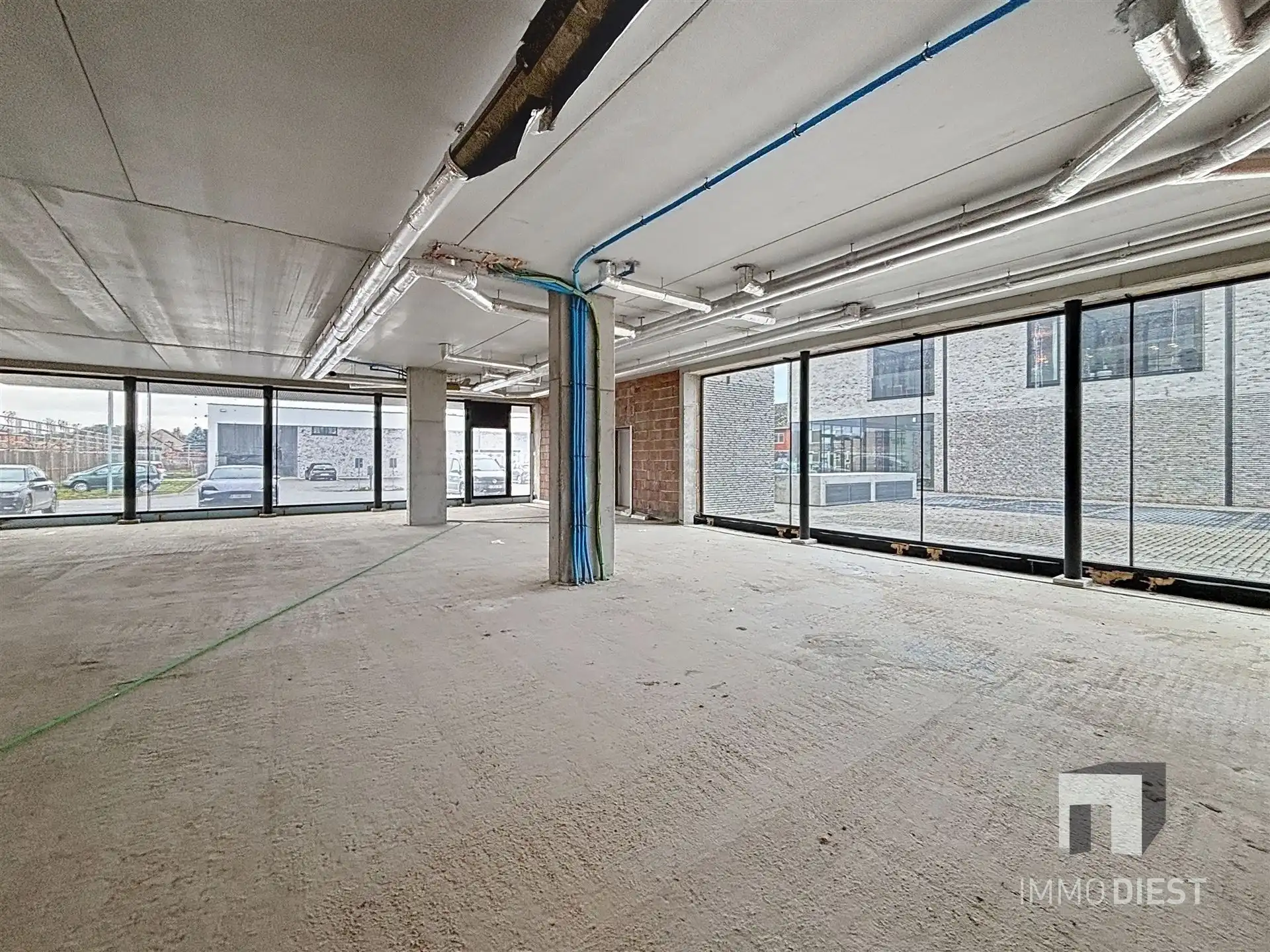 Commercieel Gebouw van 250m2 op toplocatie met parking! foto 16