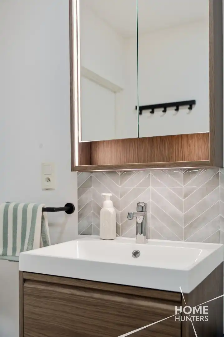 Ruim appartement met twee slaapkamers, een vernieuwde badkamer en 2 unieke terrassen.  foto 18