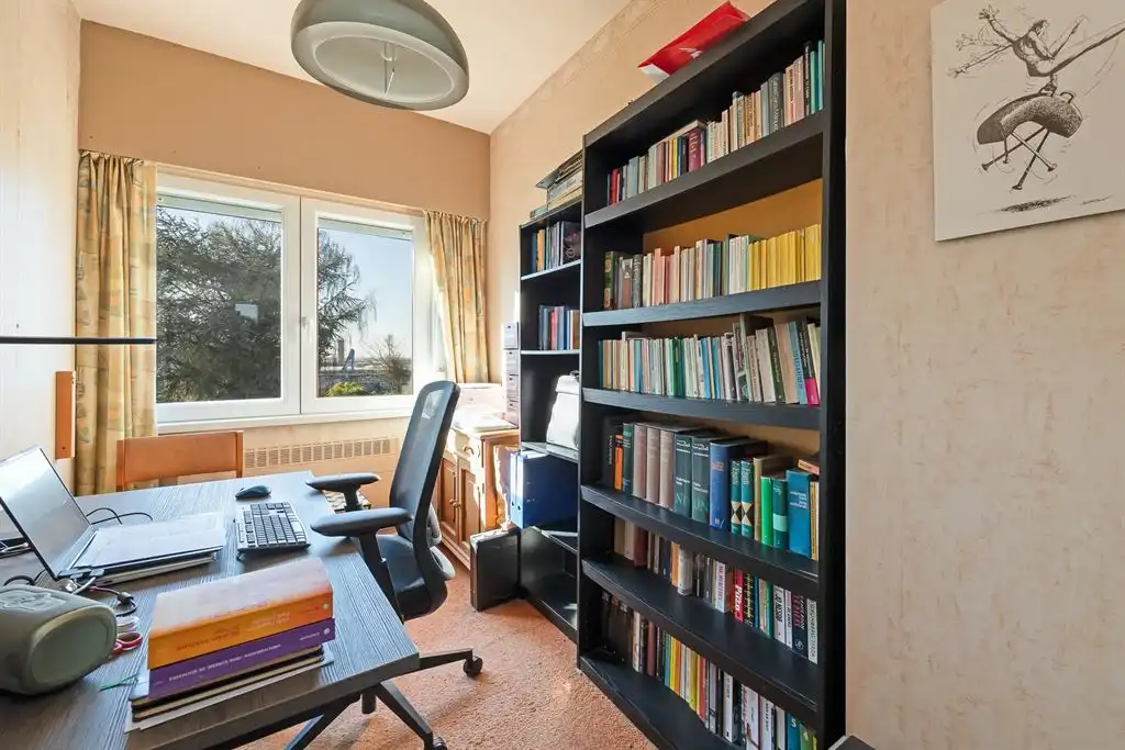 Bel-étage woning met oprit en  ruime tuin foto 12