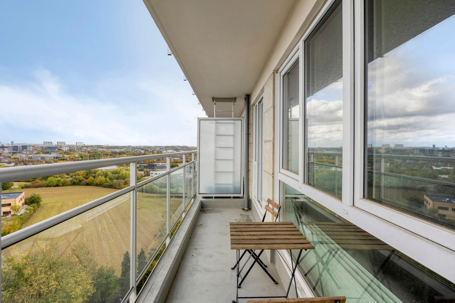 Instapklaar 2-slaapkamerappartement met panoramisch uitzicht foto 14