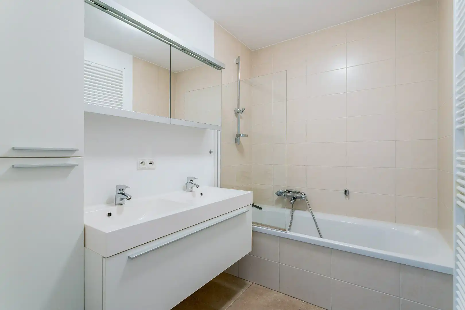 Modern, gelijkvloers appartement met 2 slpk, ondergrondse parking en tuin. foto 13