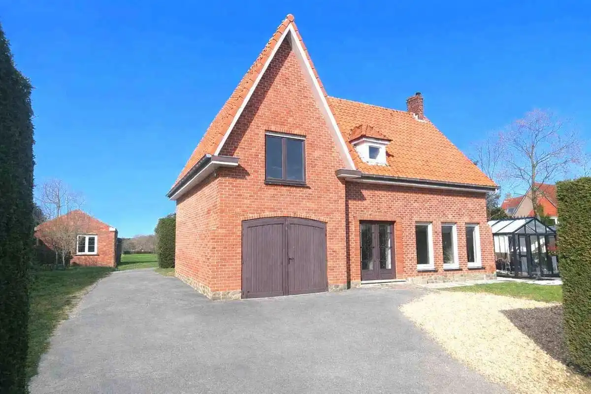 Ruime vrijstaande woning met dubbele toegang, garages en tal van mogelijkheden op strategische ligging in Maldegem. foto 2