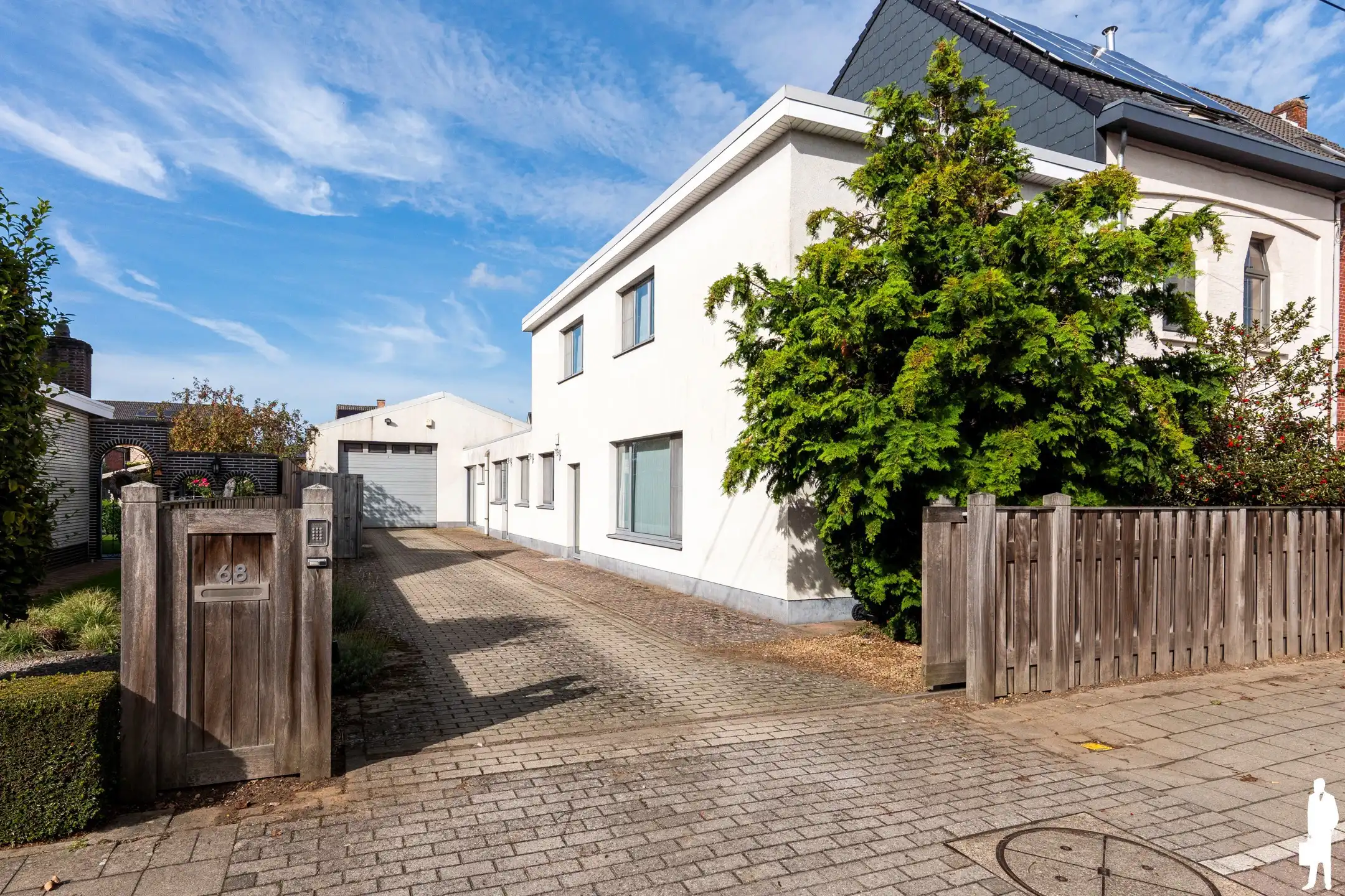 Ruime woning met magazijn op gunstige locatie in Ranst foto {{pictureIndex}}