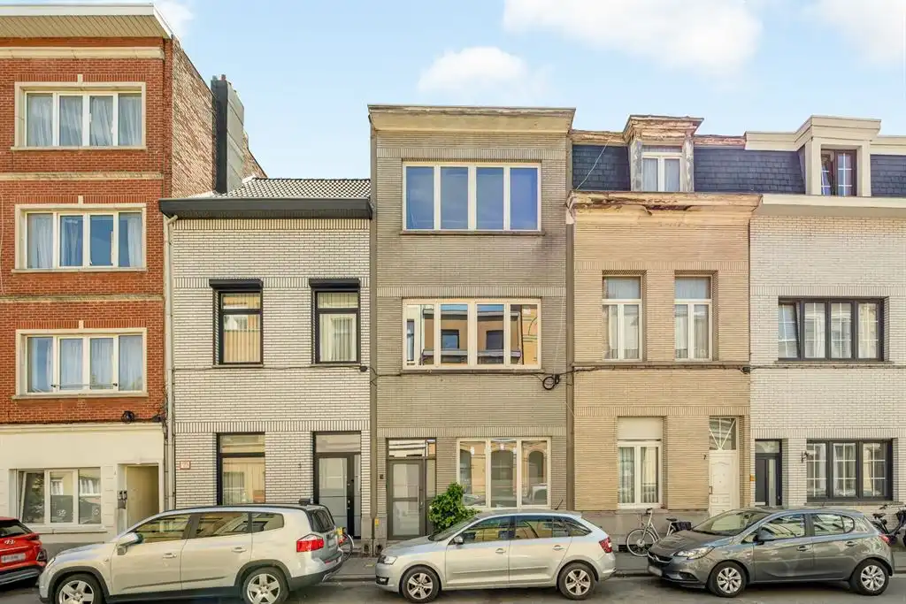 Ruime gezinswoning met groene stadskoer foto 30