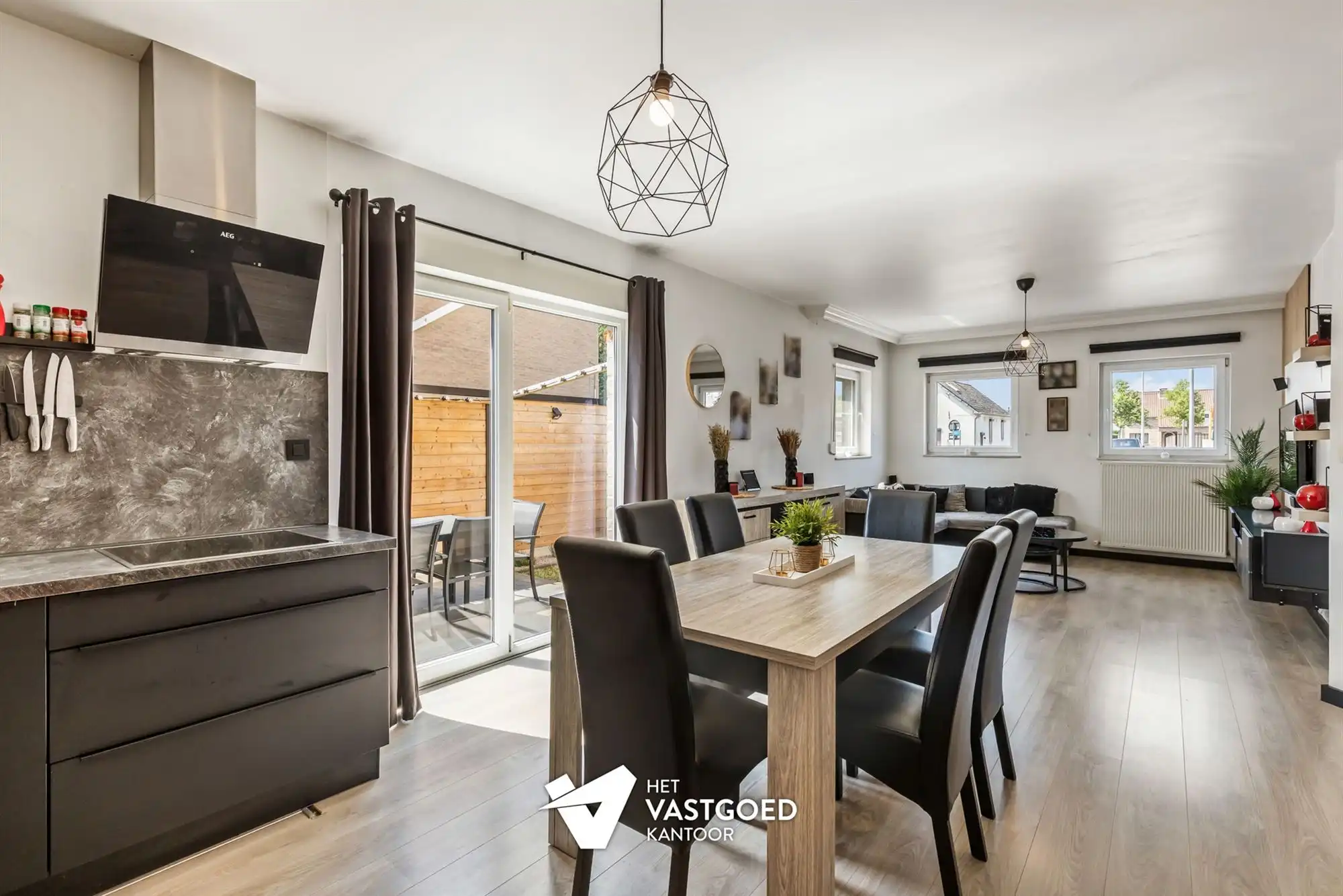 MOOI AFGEWERKT 2 SLAAPKAMER APPARTEMENT MET PRIVATIEVE TUIN EN AUTOSTAANPLAATS TE BEVERLO foto {{pictureIndex}}
