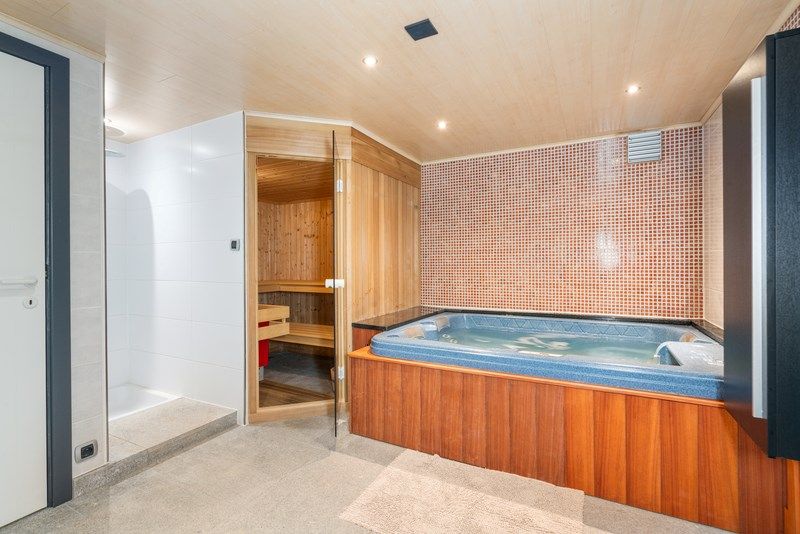 Riante en luxueuze villa  met wellness en weides foto 23