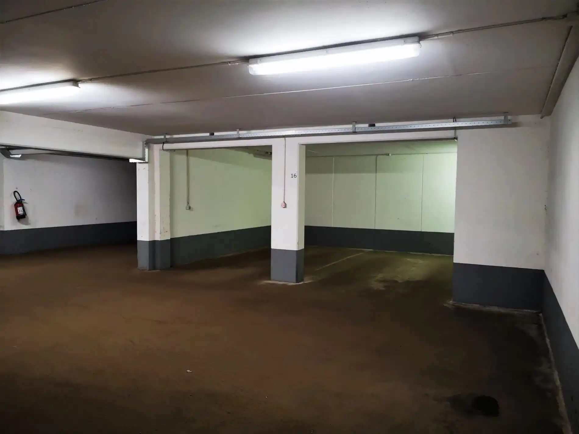 Ondergrondse parkeerplaats aan het Ladeuzeplein foto {{pictureIndex}}