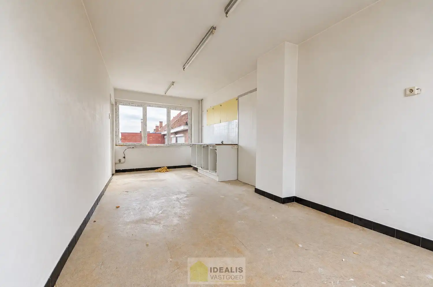 IDEALIS VASTGOED - HANDELSRUIMTE OP EEN ZEER GUNSTIGE COMMERCIËLE ZICHTLOCATIE IN HET CENTRUM VAN BERINGEN! Deze handelsruimte van + - 158m² is gelegen langs de Scheigoorstraat  in het centrum van Beringen waardoor het een toplocatie is. Bovendien is er ruim voldoende privatieve parkeergelegenheid voor de handelsruimte. Gemakkelijk te bereiken te voet, per auto én openbaar vervoer en gelegen op een absolute zichtlocatie! foto 14