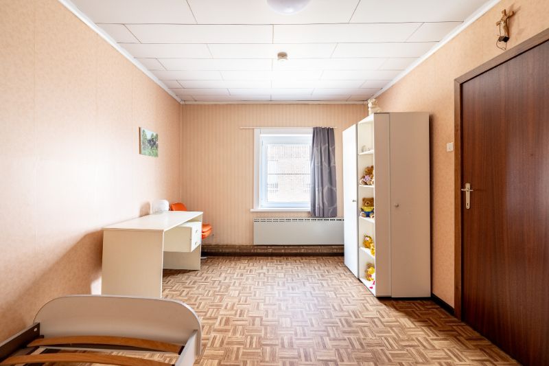 Woning met brede oprit en dubbele garage foto 21