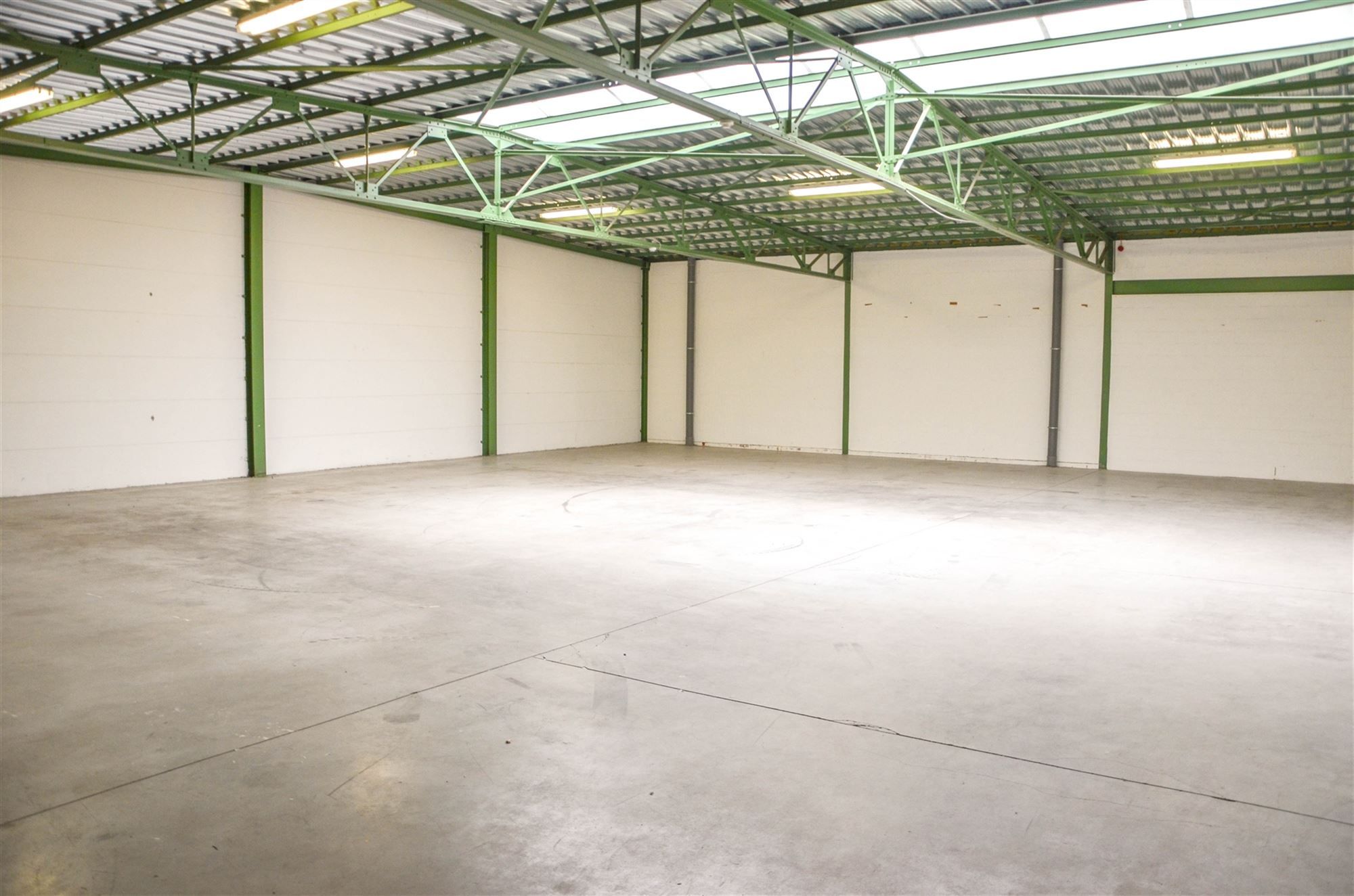 Ruime loods van 400m² met kantoor en parking foto 2