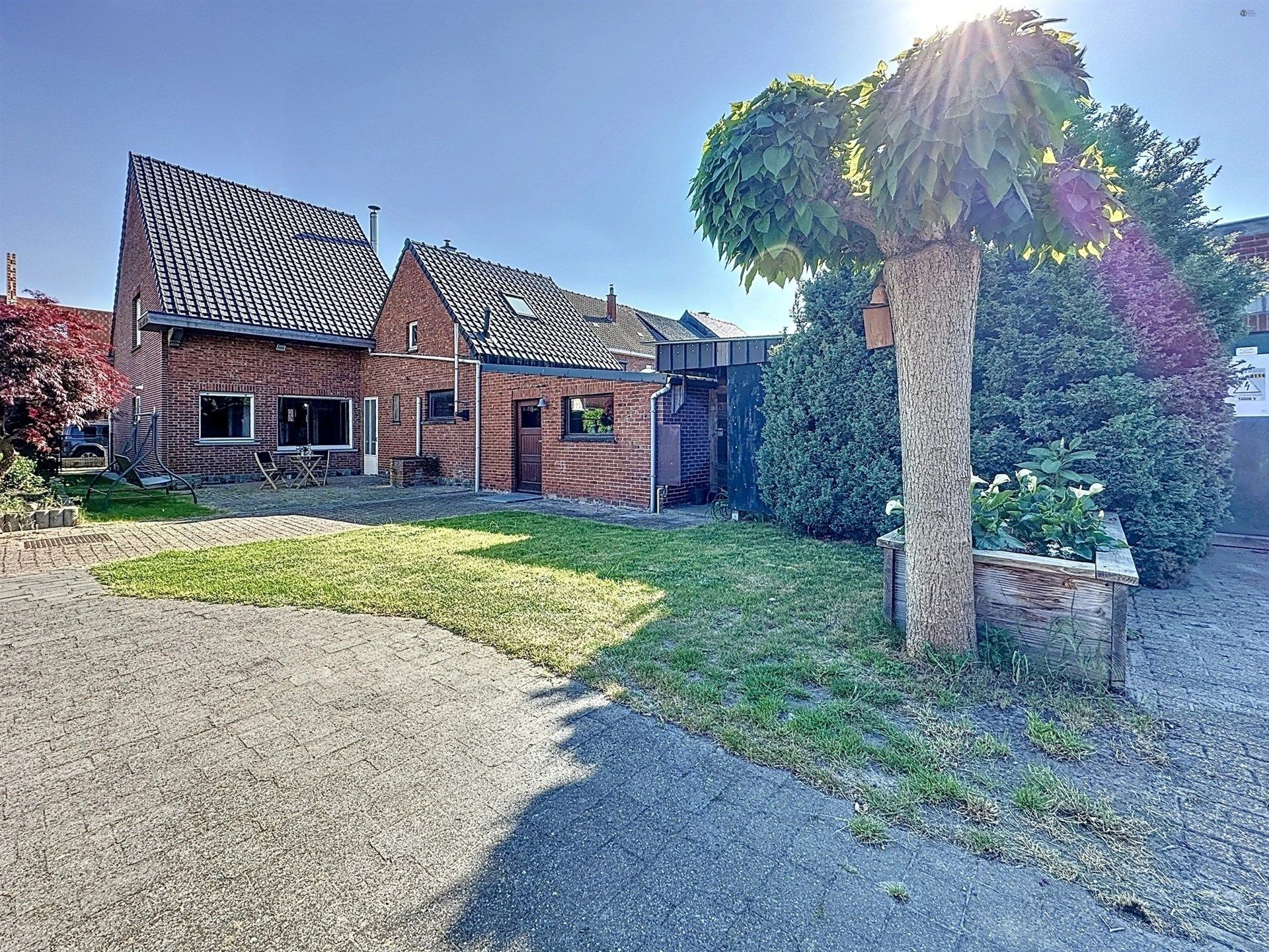 Hoofdfoto van de publicatie: Open bebouwing met 4 slaapkamers en magazijn (144 m²) op perceel van 563m²!