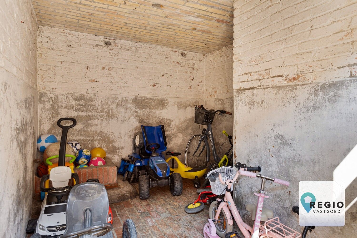 Centraal gelegen halfopen dorpswoning met bijgebouwen en magazijn. foto 19