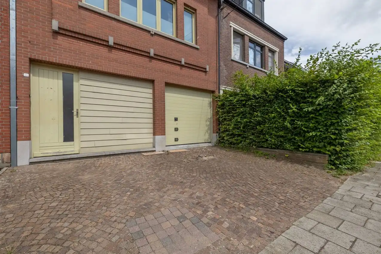 Vier slaapkamers. Twee staanplaatsen. En achteraan een verrassende buitenplek met zuiderse patio-sfeer foto 36
