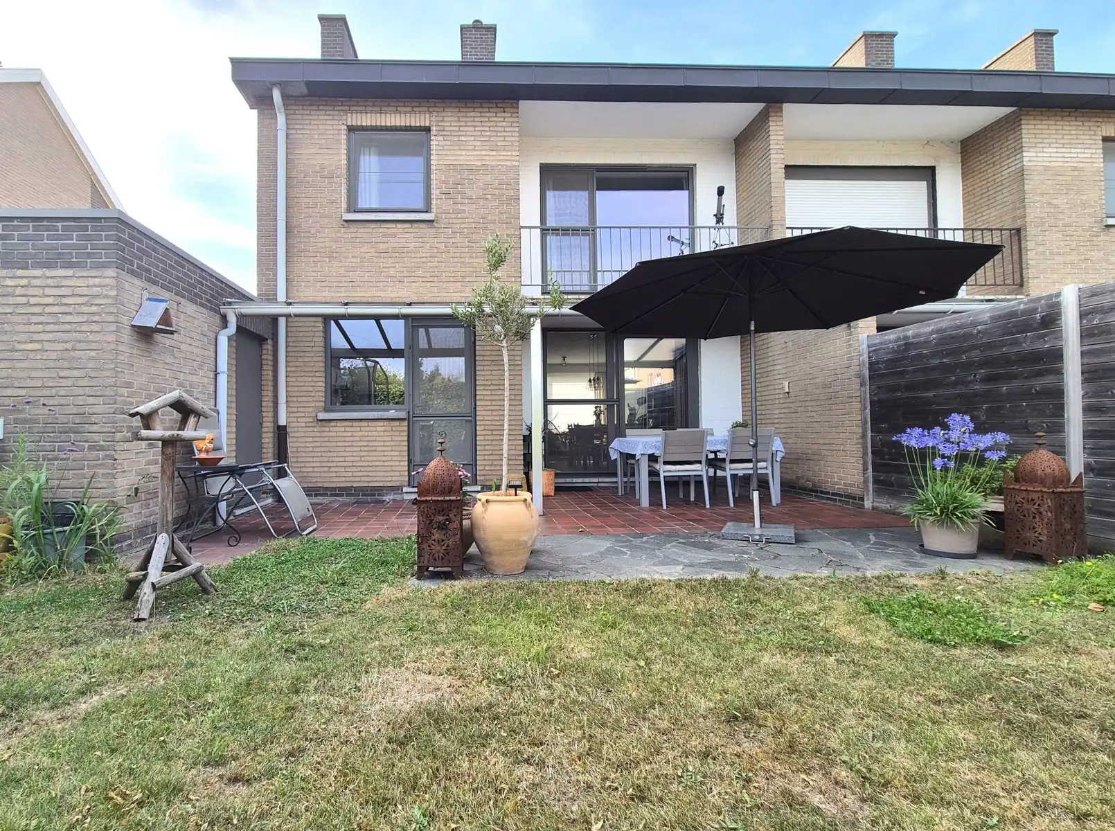 Lichtrijke halfopen woning met garage in een rustige straat foto 17