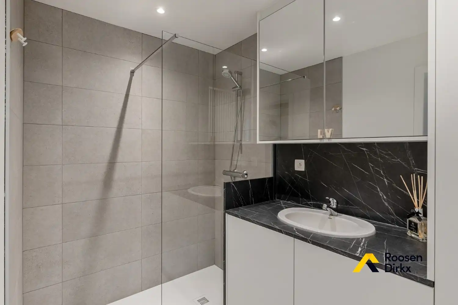 Perfect onderhouden gelijkvloerse woning op een perceel van bijna 12a in het groene hart van Limburg foto 10