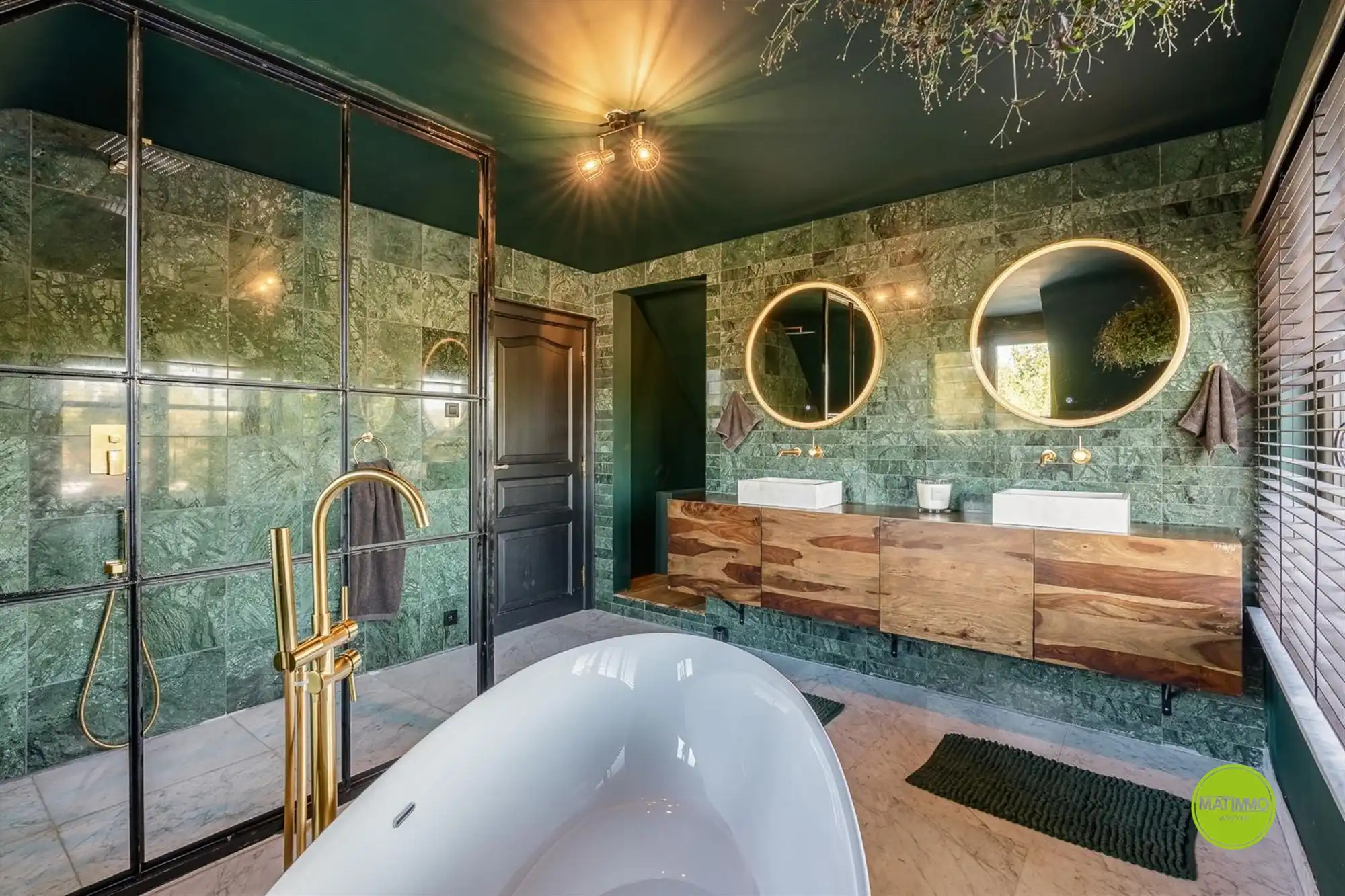 Luxueus gerenoveerde woning met groot stuk grond  foto 35