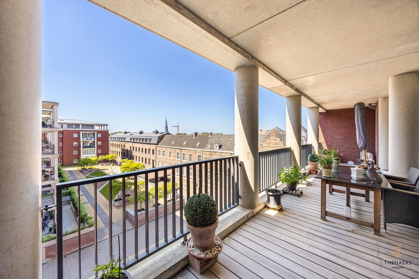 Zeer ruim appartement met 3 slaapkamers & 2 autostaanplaatsen op toplocatie. foto 12