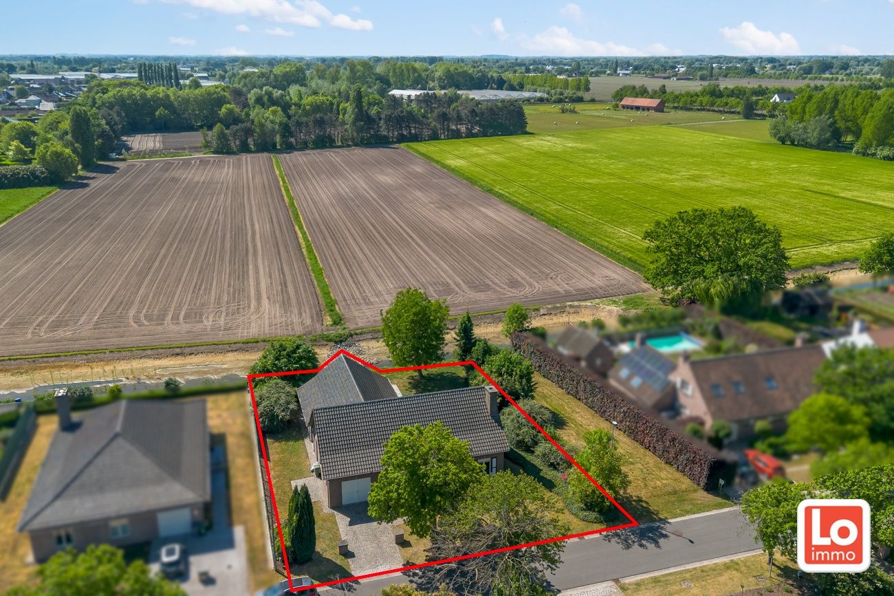 Ruime te renoveren open villa met inpandige garage op een héél rustige toplocatie met open zicht in Lochristi! foto 3