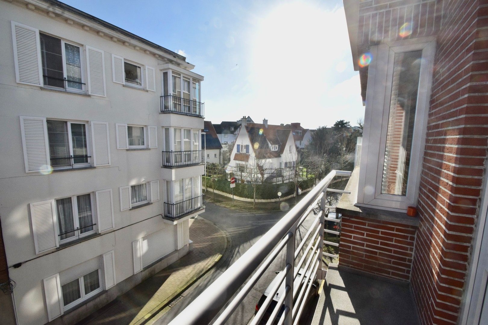 Zonnig appartement genietend van prachtig open zicht op de villa's van Knokke. foto 7