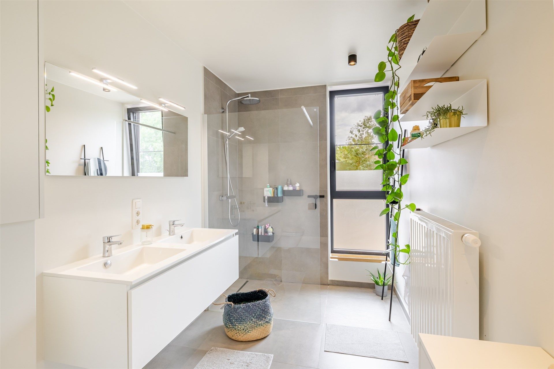 Subliem afgewerkte woning met tuin op topligging foto 23