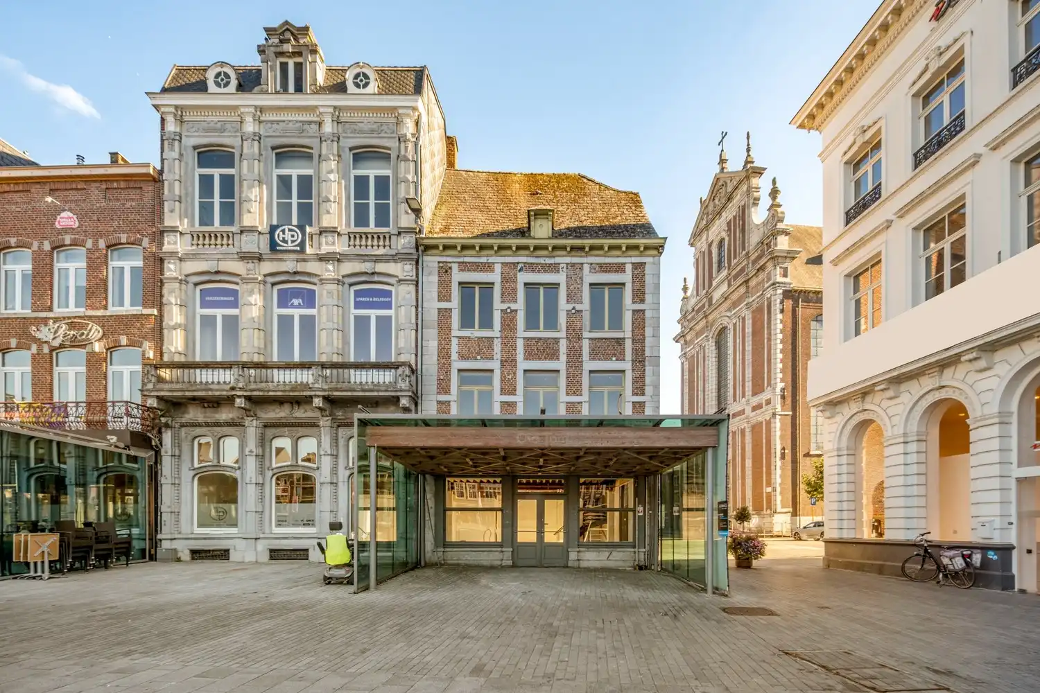 Handelspand met uitzonderlijk veel mogelijkheden op de Grote Markt van Sint-Truiden foto {{pictureIndex}}