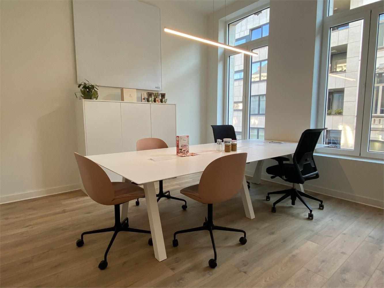 HIPPE INSTAPKLARE KANTOREN IN GERENOVEERDE HERENWONING foto 11