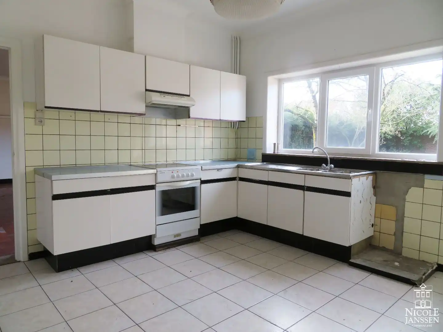 Halfvrijstaande woning met handelsruimte en 5 parkeerplaatsen foto 7