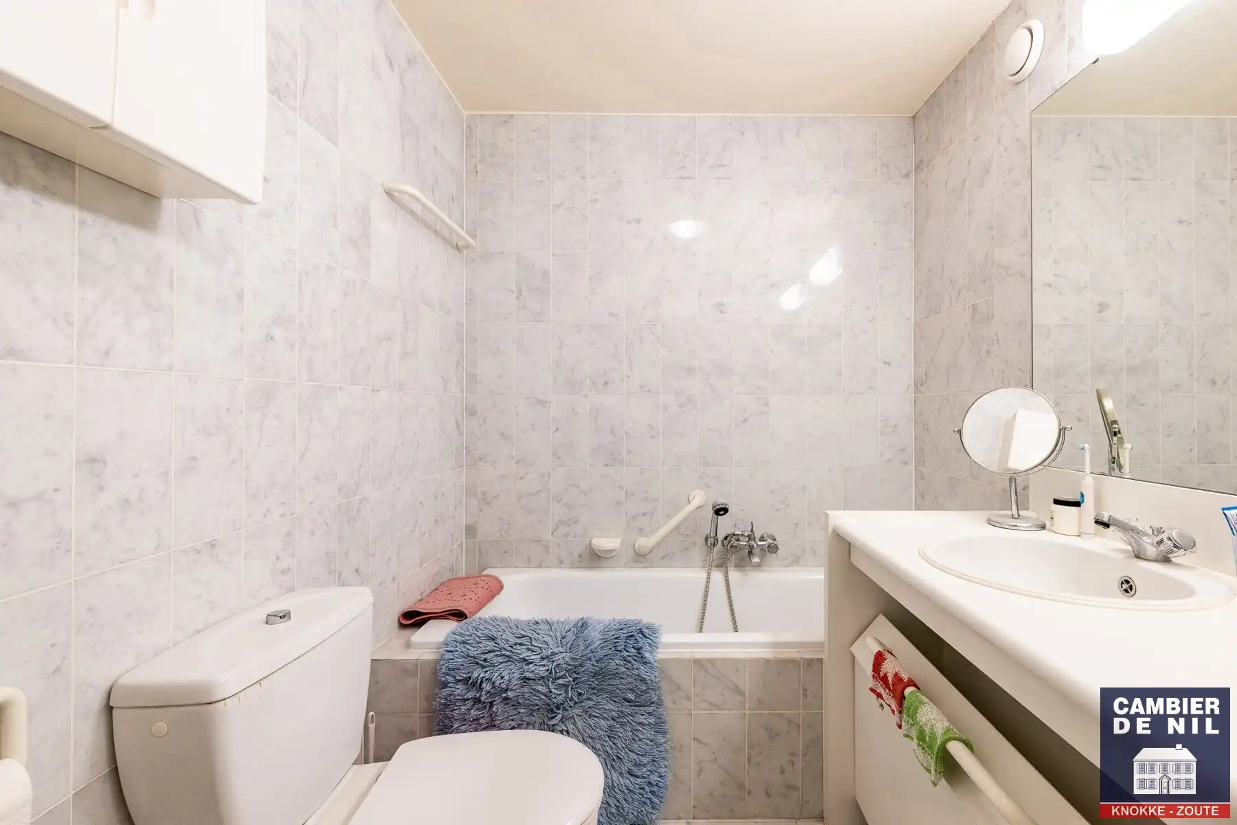 Gemeubeld appartement met frontaal zeezicht aan het Vanbunnenplein foto 25