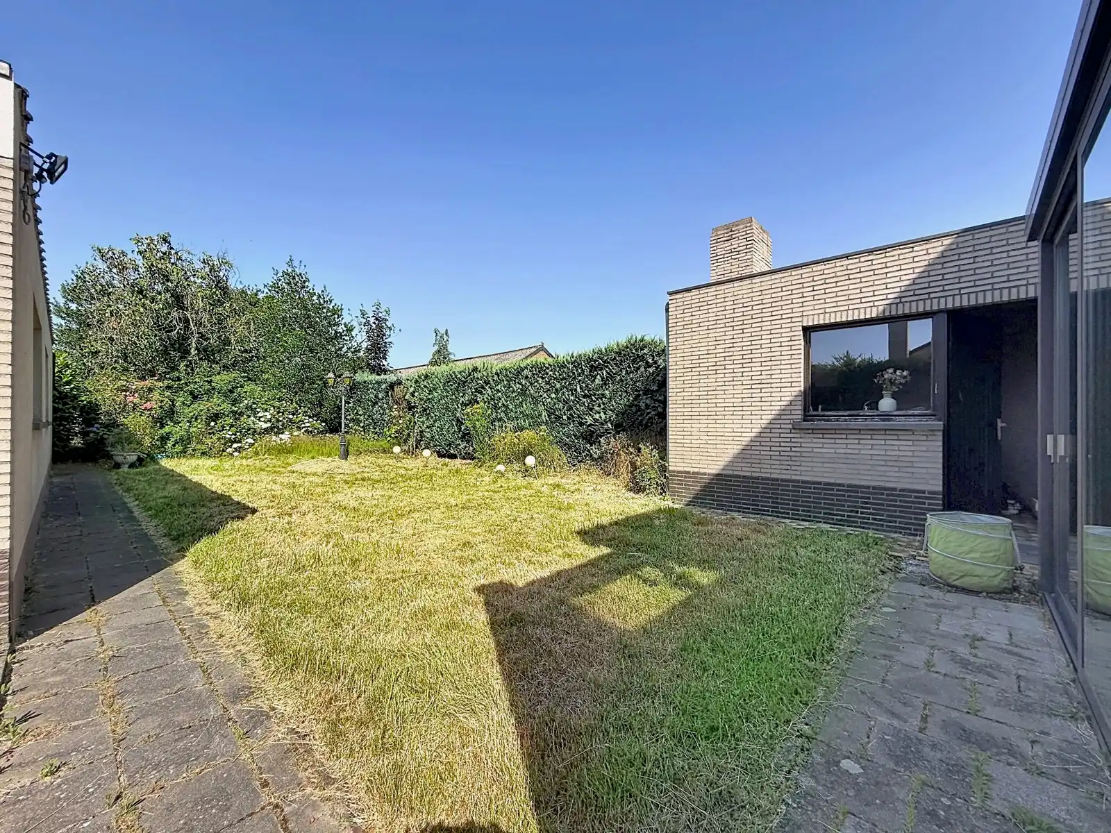 Stevige gezinswoning met 2 SLPK, Garage én Tuin! foto 16