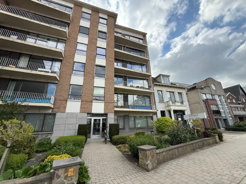 Ruim 2-slaapkamerappartement met garage nabij De Sterre foto {{pictureIndex}}