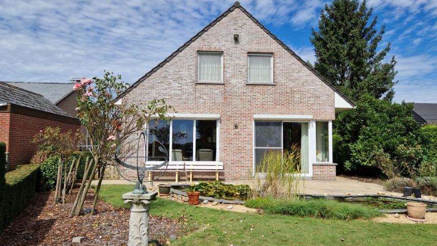 Perfect onderhouden VILLA, open bebouwing op 10 are 95 ca. foto 3