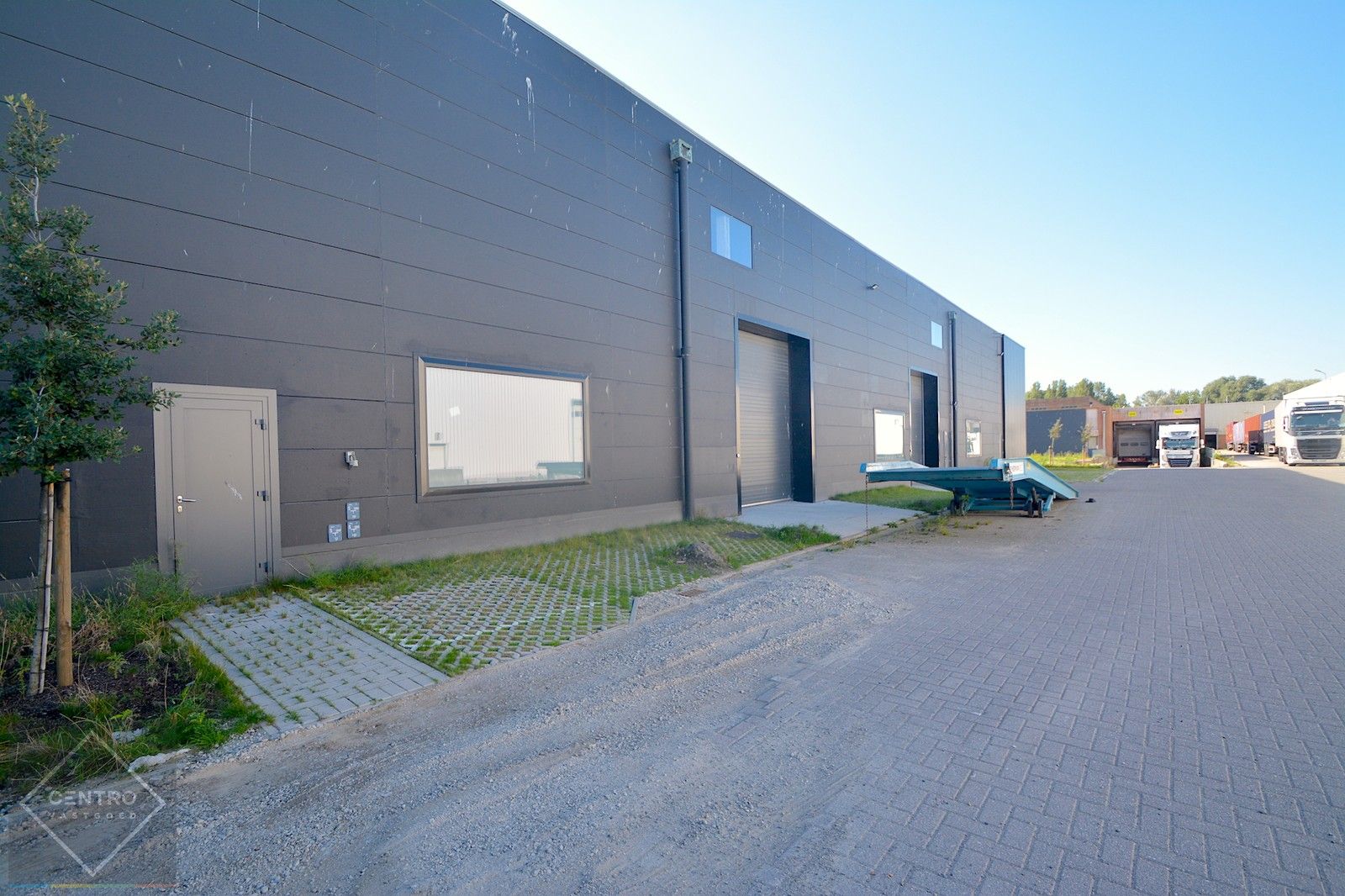 Instapklaar MAGAZIJN (805m²) voorzien van hoge, elektrische sectionaalpoort en vrije hoogte van 6,5m op industriezone "Herdersbrug" te Brugge. foto 10