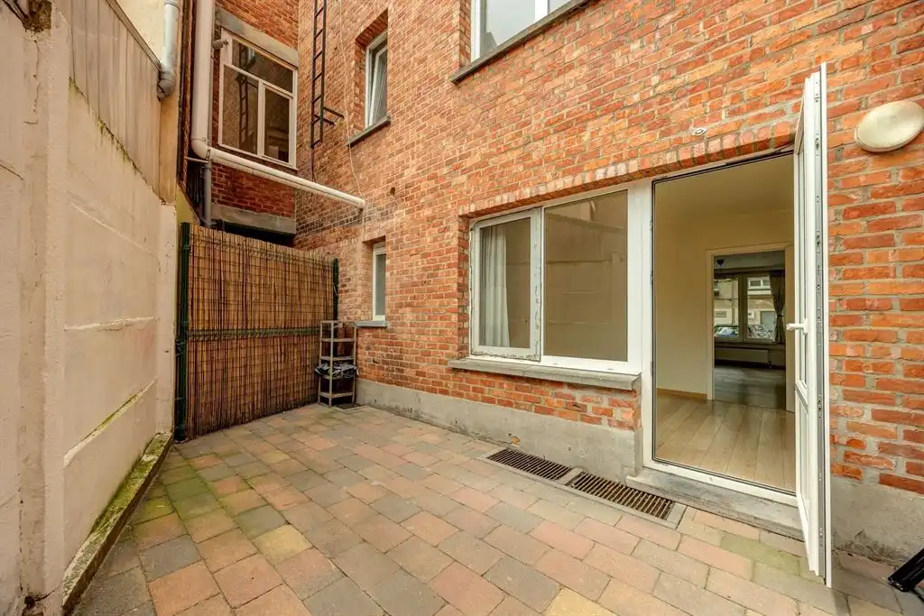 Instapklaar gelijkvloers appartement met gezellige koer foto 11