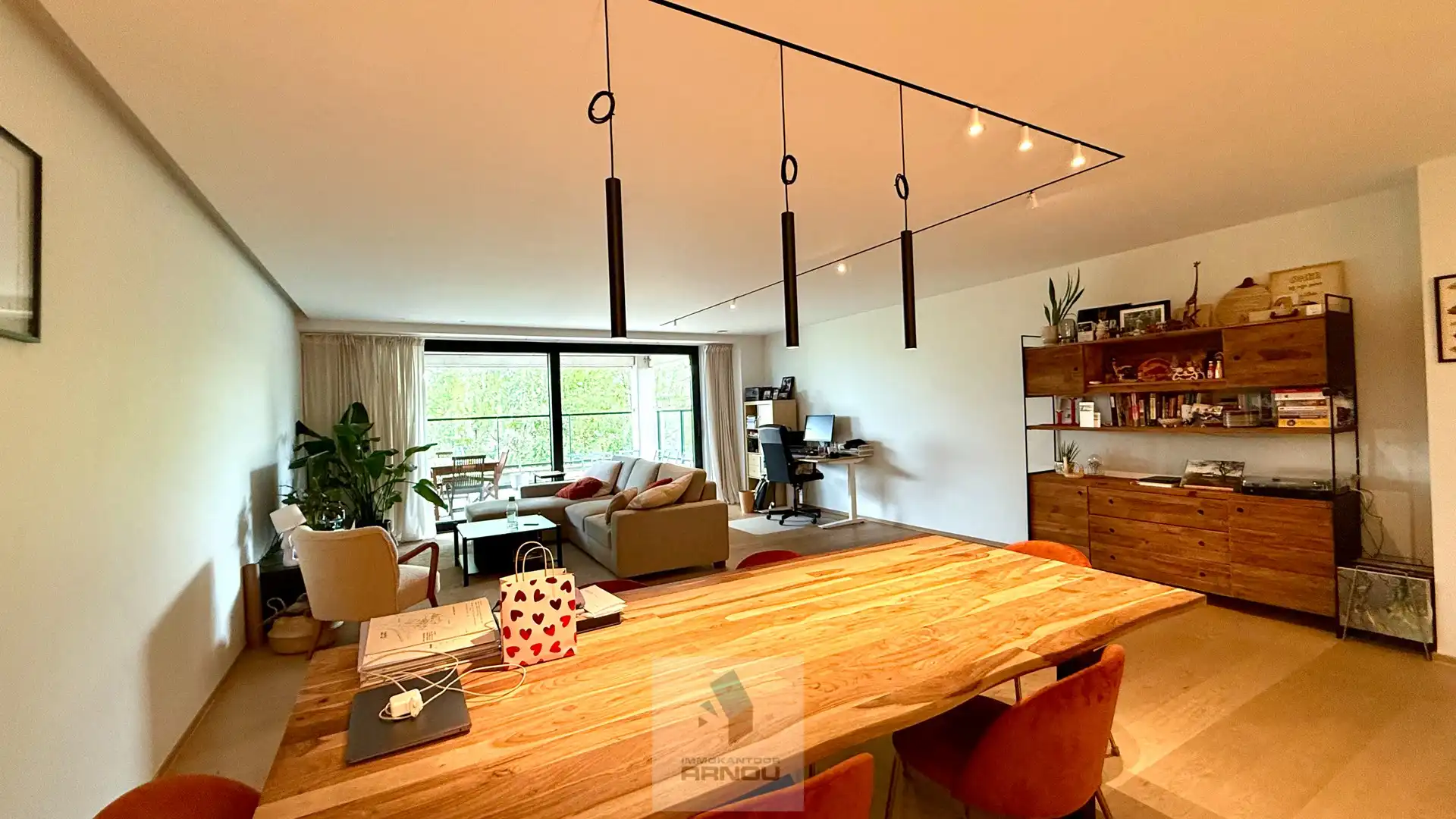Stijlvolle en ruime loft met 2 slaapkamers, dressing, overdekt terras en 2 parkeerplaatsen foto 6