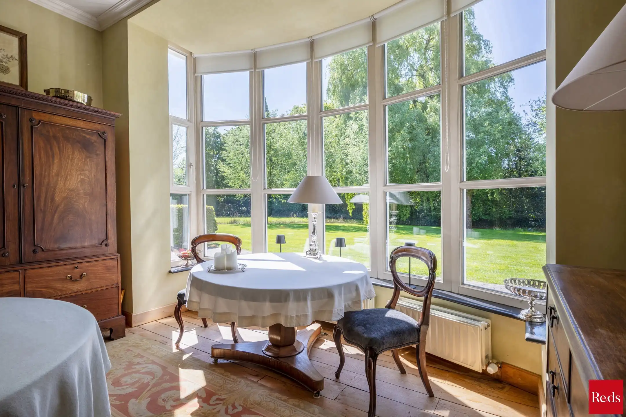Statige luxevilla op royaal perceel van 3.877 m² met zwembad foto 14