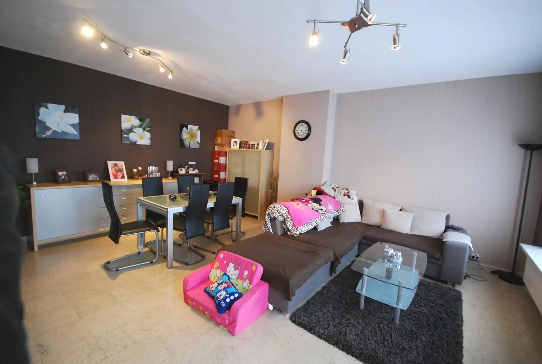 HALFOPEN WONING MET 3 SLAAPKAMERS EN AANGENAME TUIN foto 3