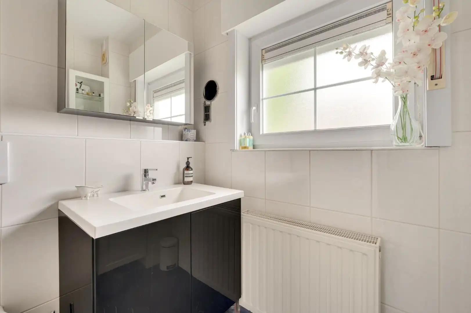 Karaktervolle alleenstaande ruime villa met rondom tuin op korte afstand van het strand  foto 12